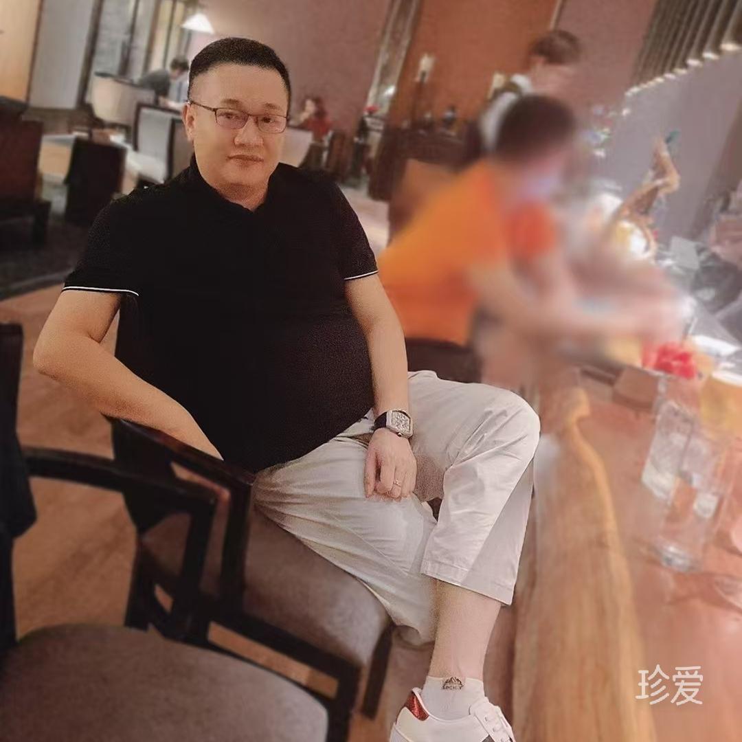 趴在墙角的老虎