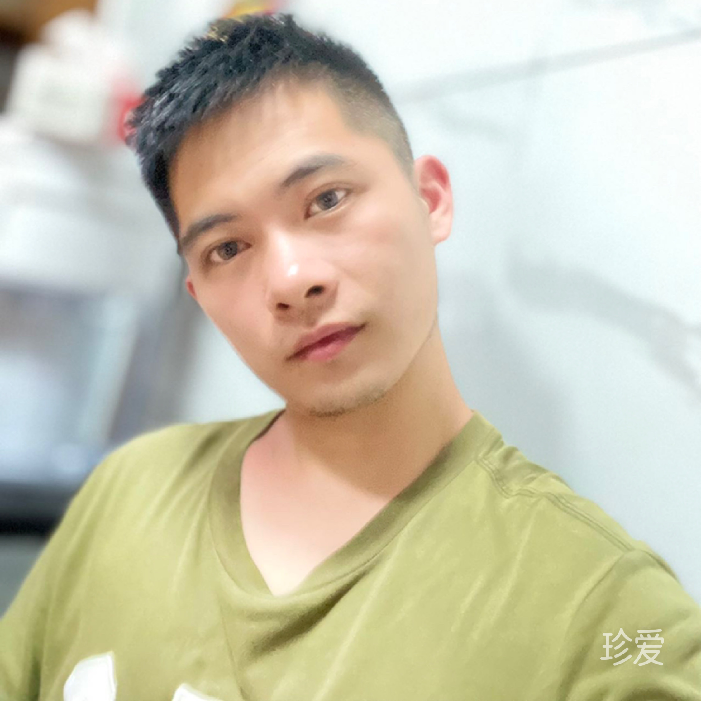 左手淡淡烟草香