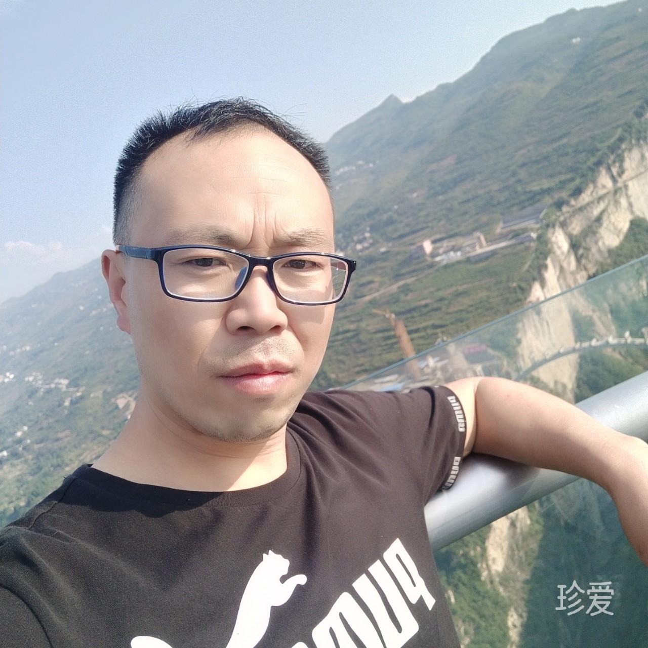 深蓝色