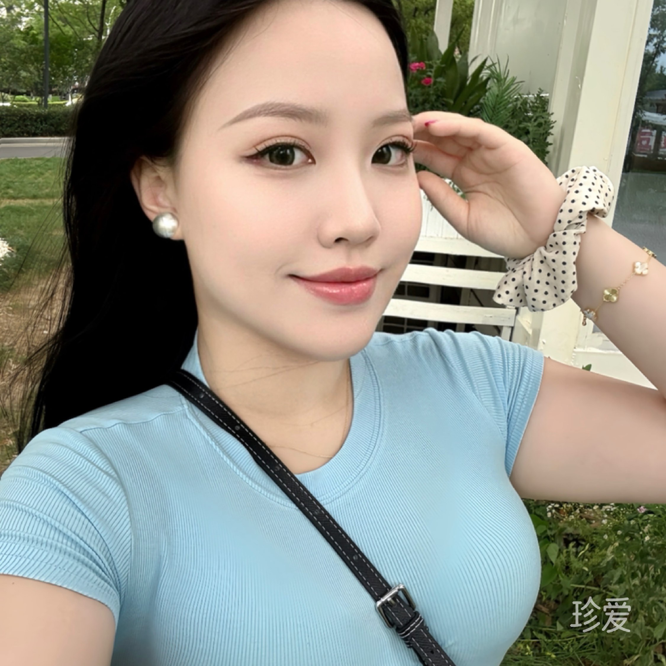 一个人在路上行走
