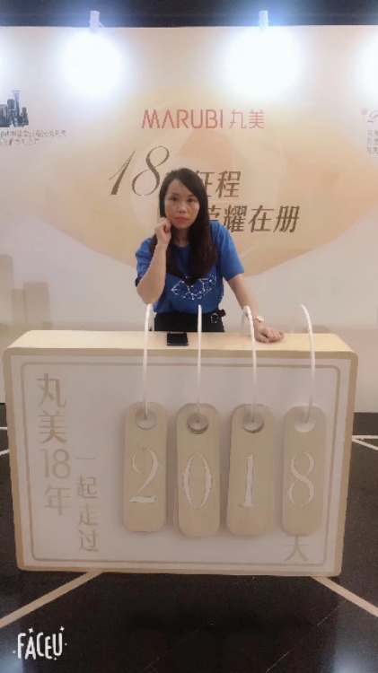 夜空下的白玫瑰