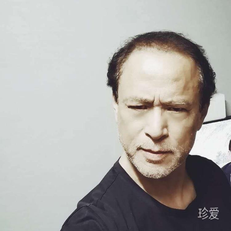 一個(gè)人坐公交