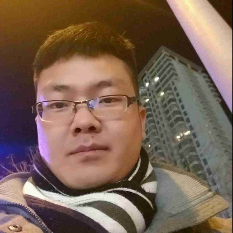 冬日暖阳踏行雪上