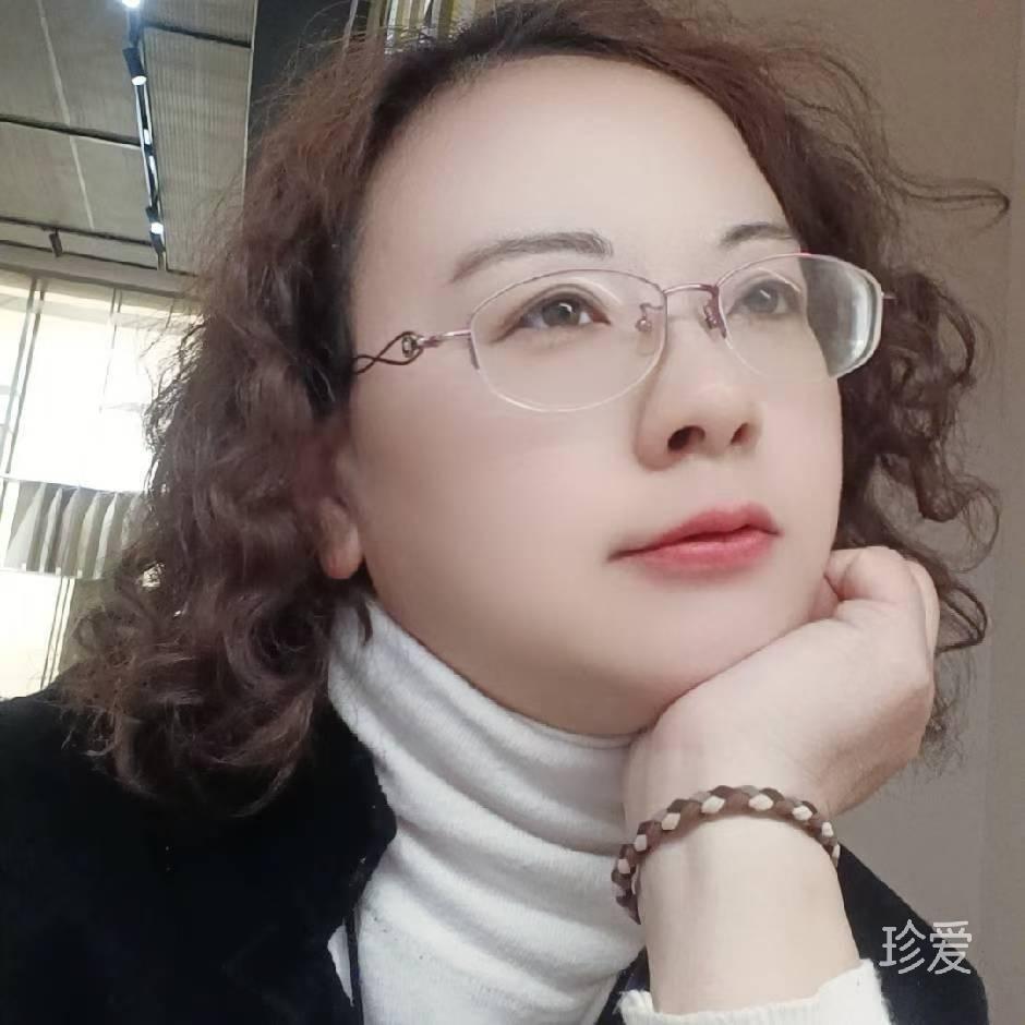 抱鱼睡觉的猫