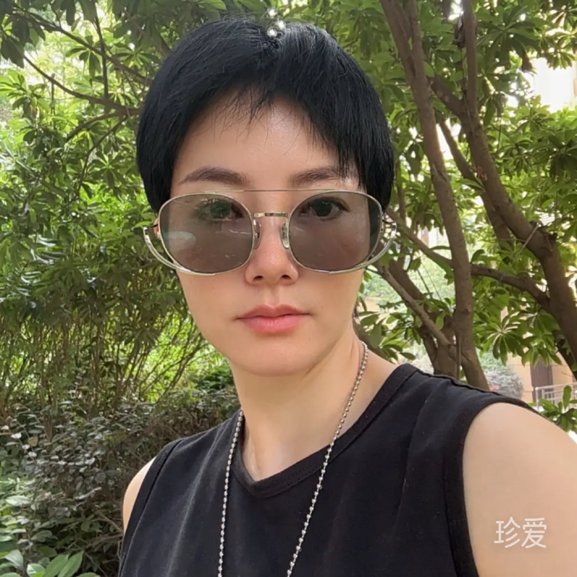 栎彤