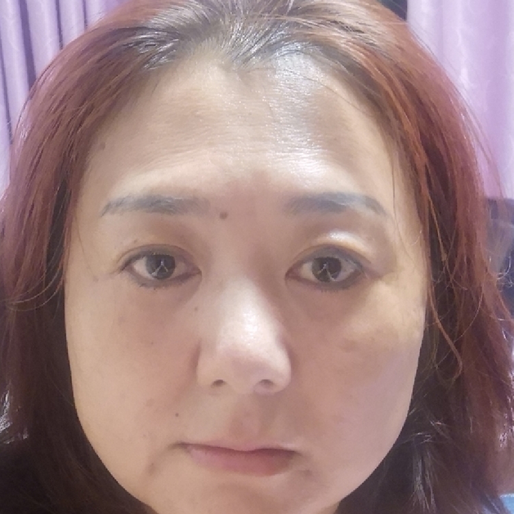 风吹落叶飘动的美