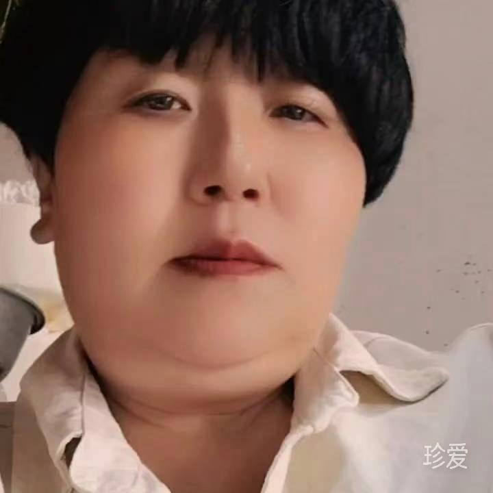 一个人在路上行走