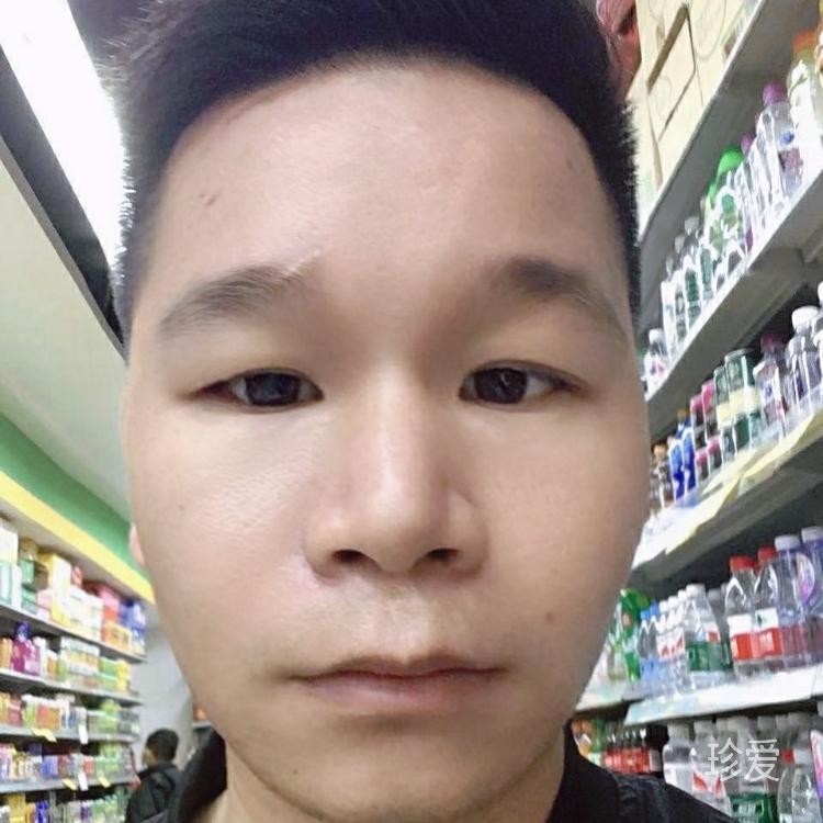 天空飛翔的雄鷹