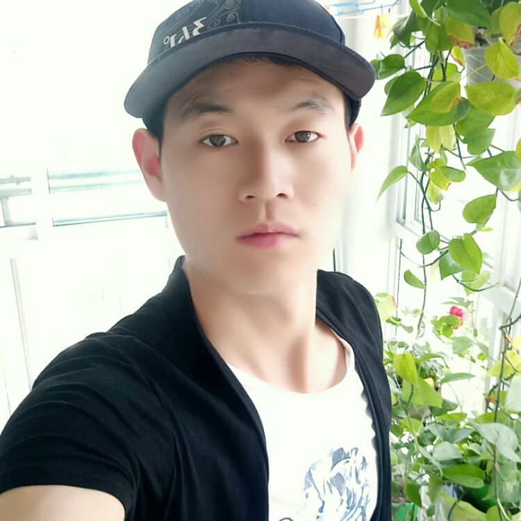 閉仩雙眼默默等待