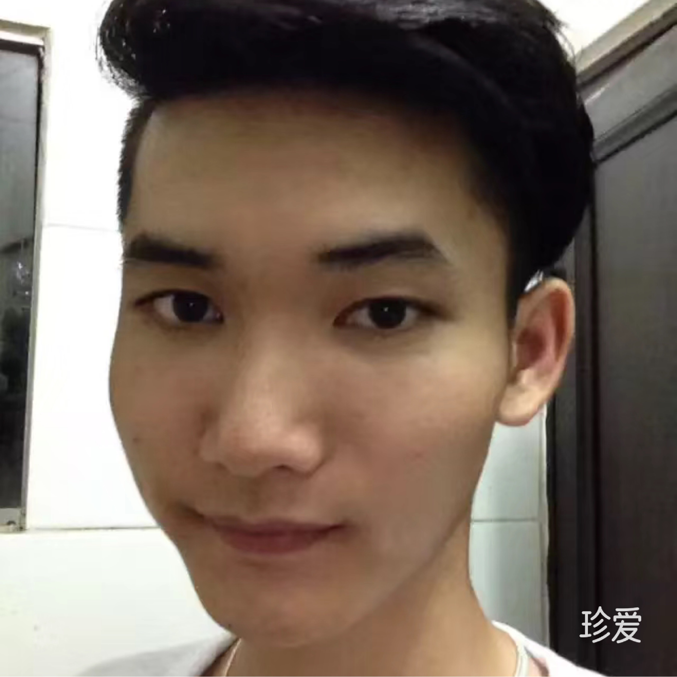 吃零食的大孩童