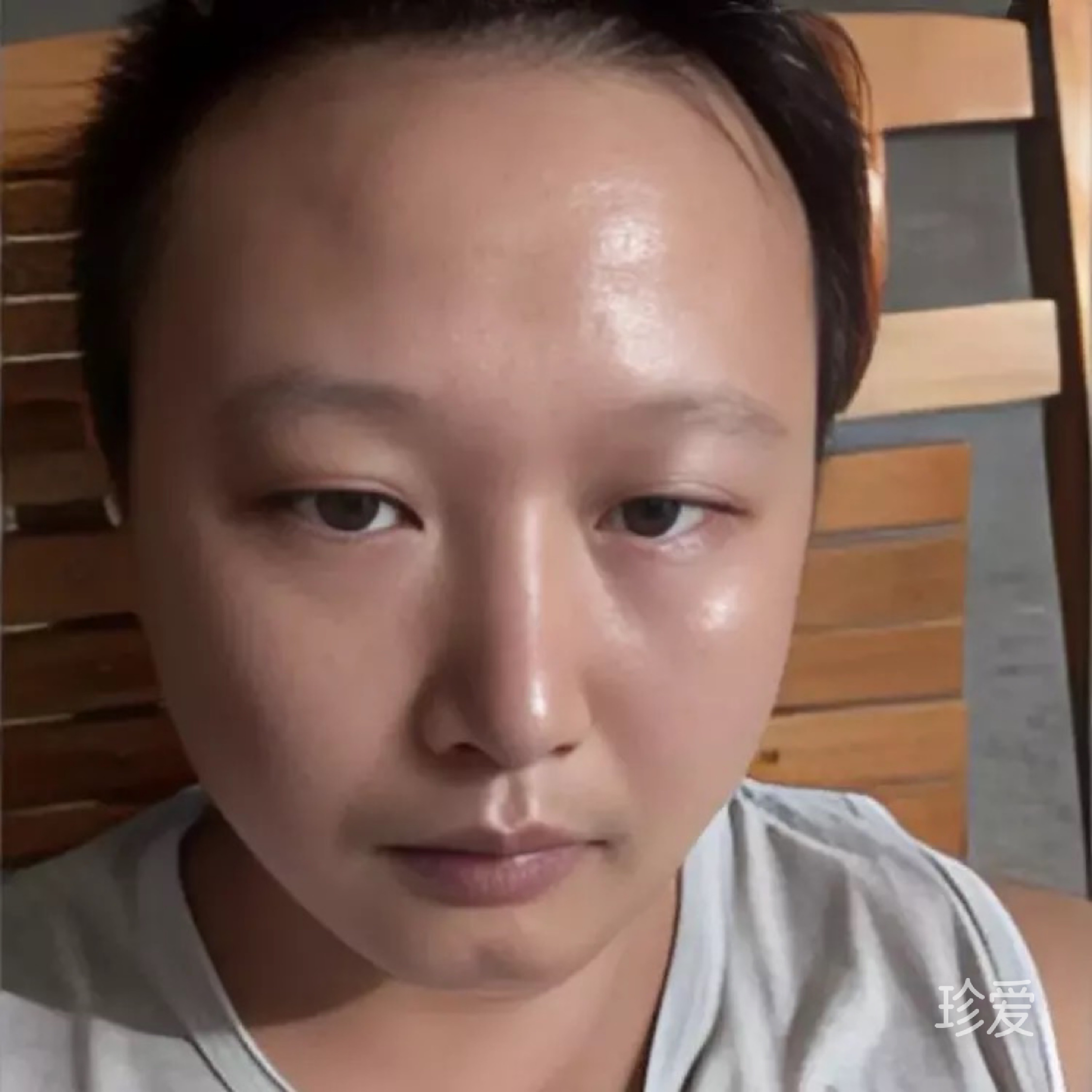 抱着孩子的男人