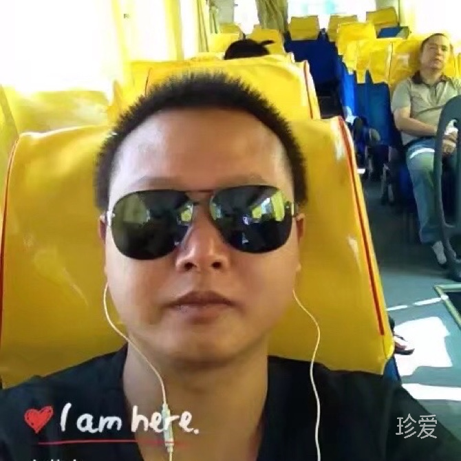 抱著孩子的男人