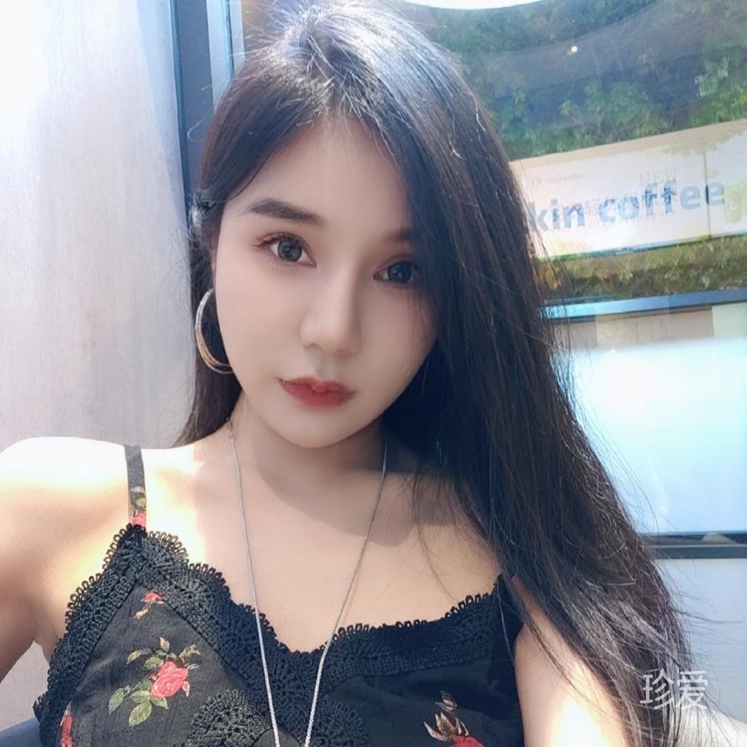 有小虎牙的小姐姐