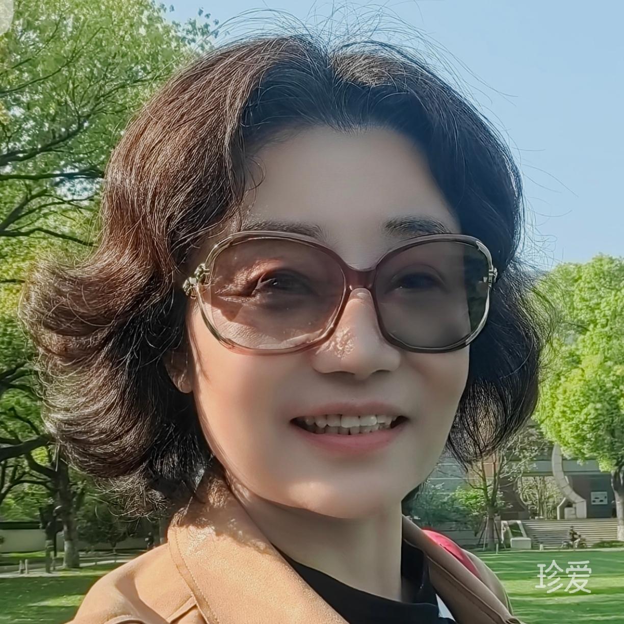 一人撑伞两人行