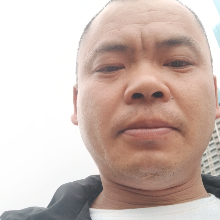 空中步行的男人