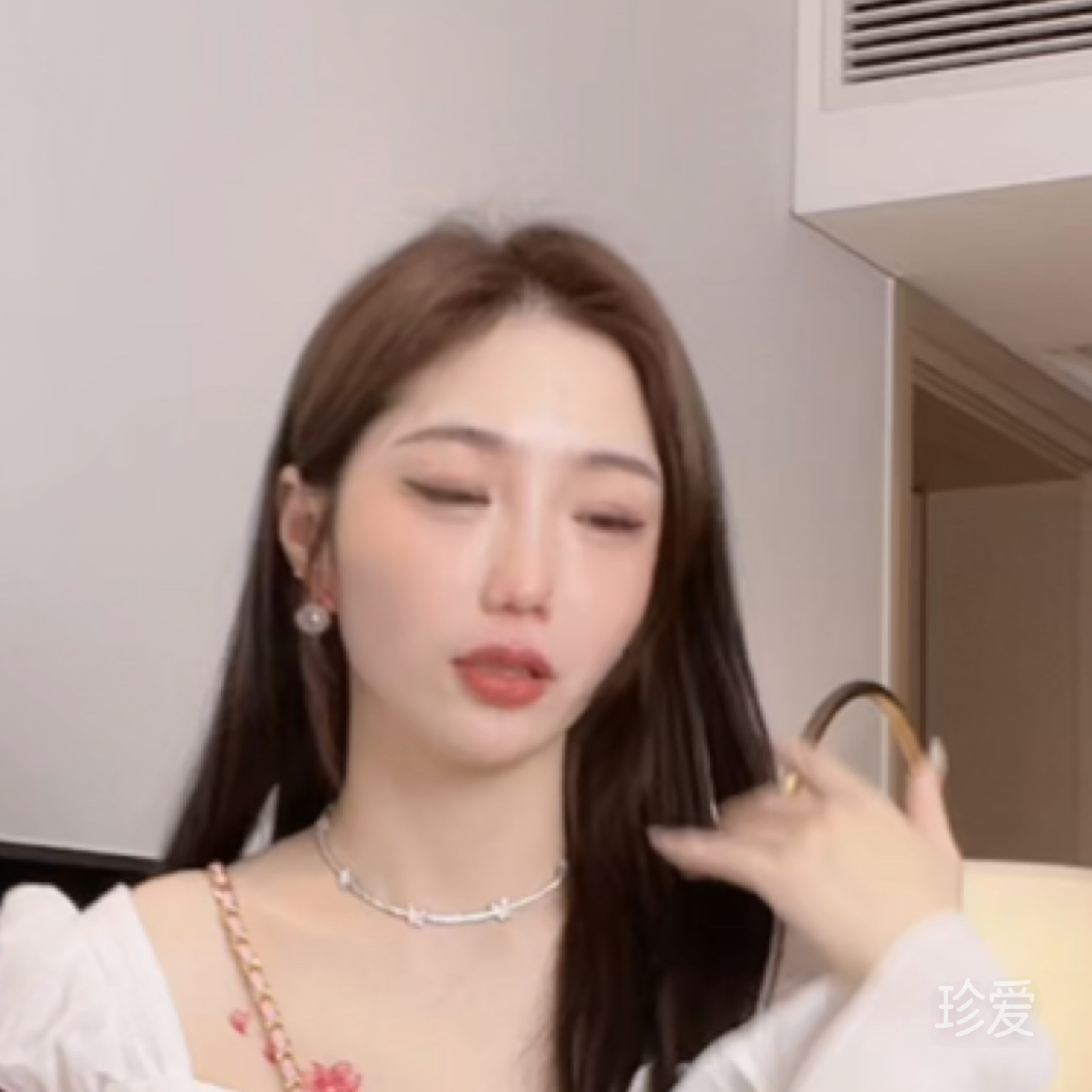 俨然