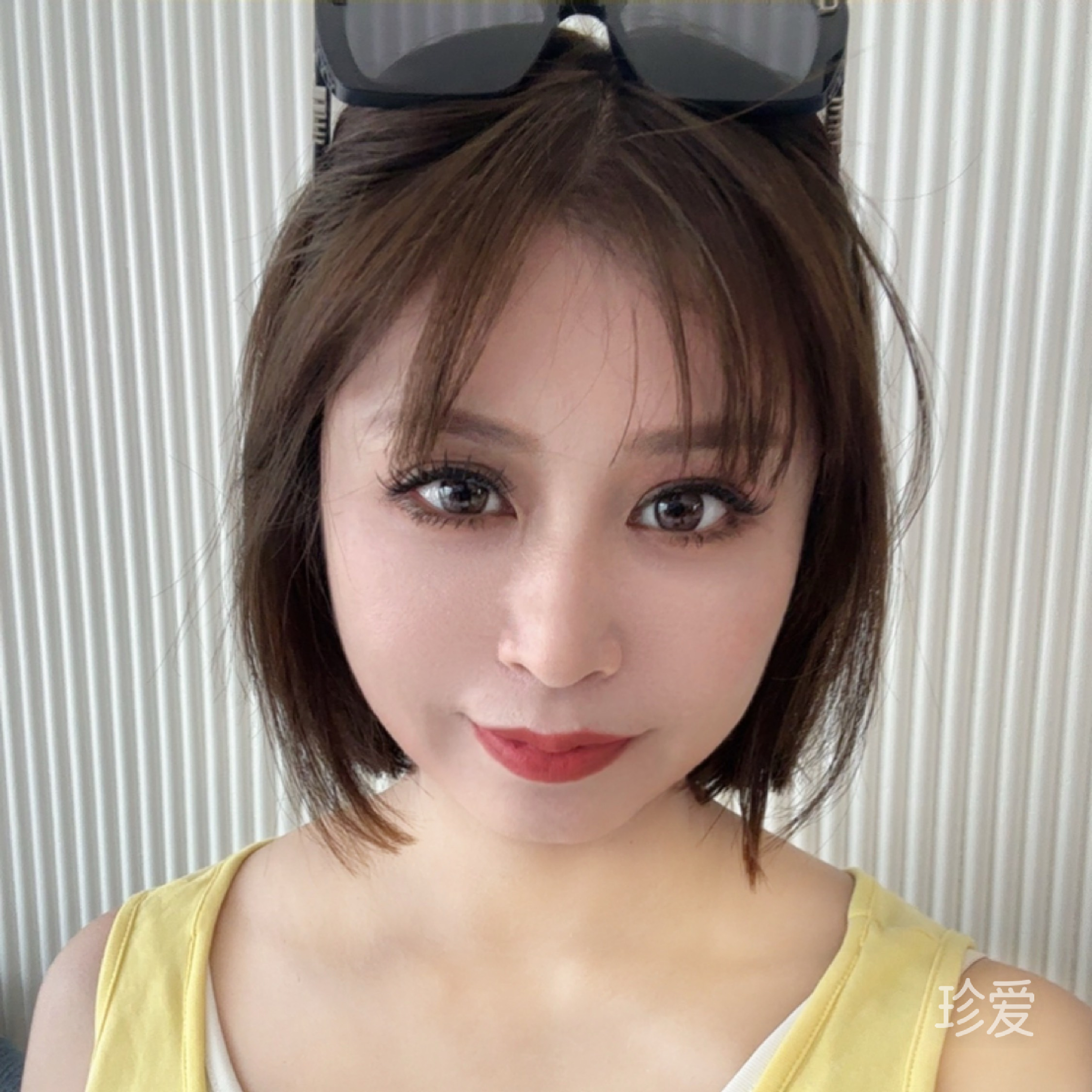 嘴角微微上扬