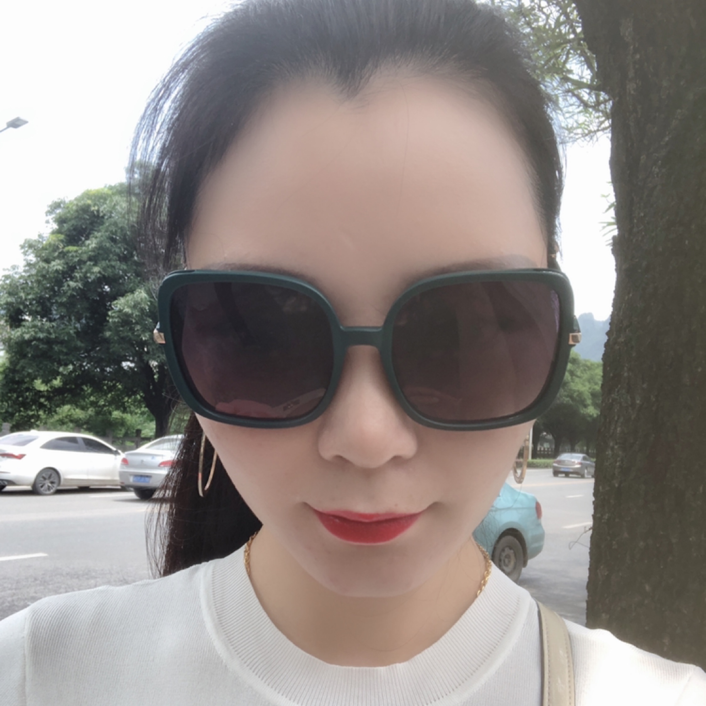 愛(ài)我還是她