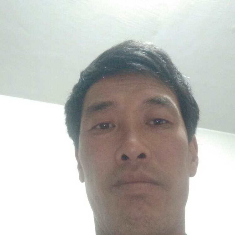 嘴角滑落一抹滄桑