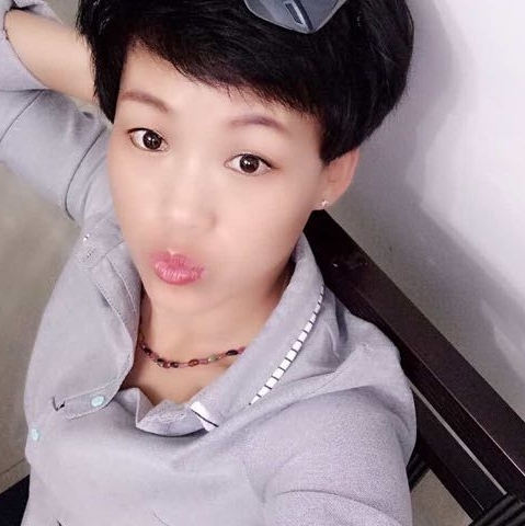 背后的女人