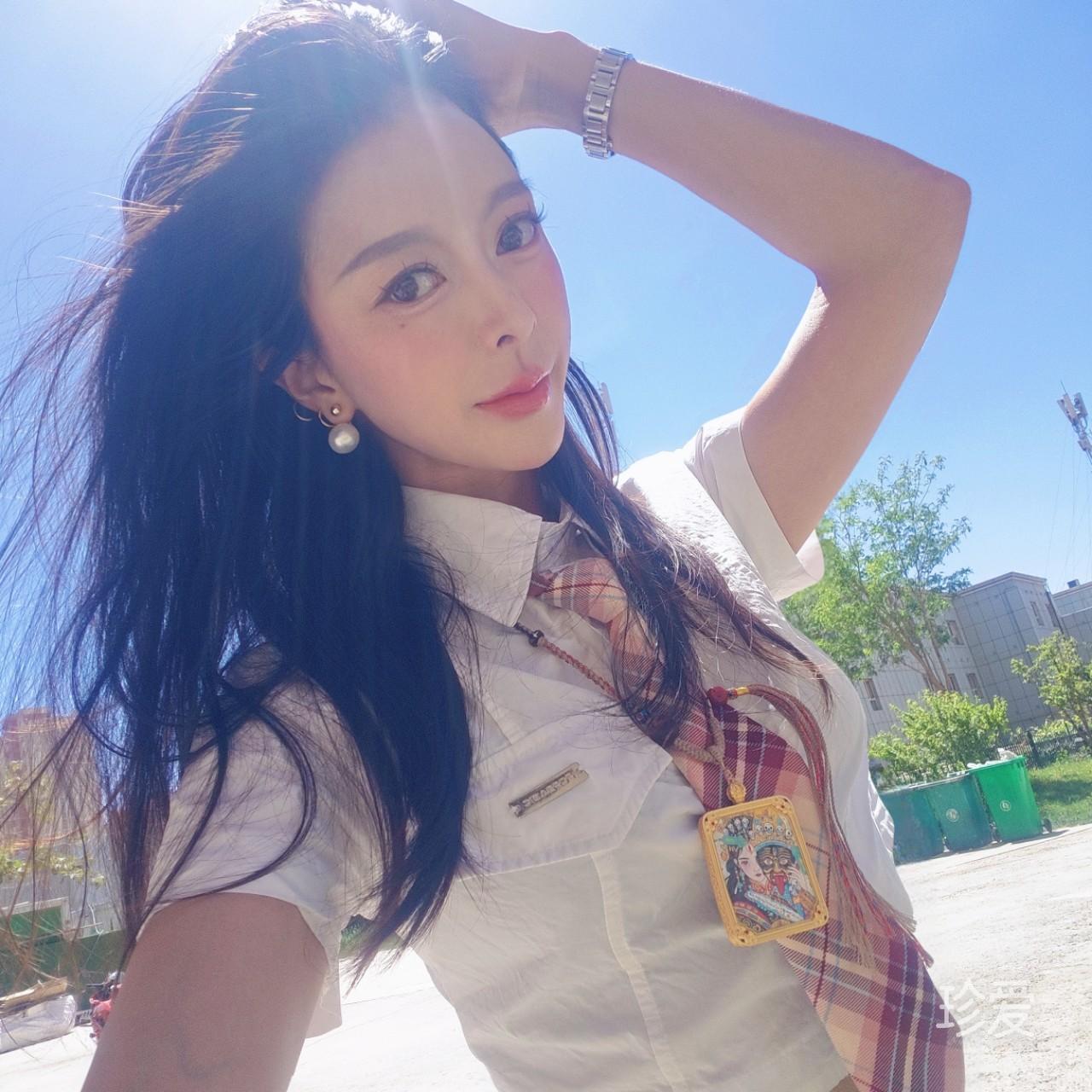 人狠心善话不多