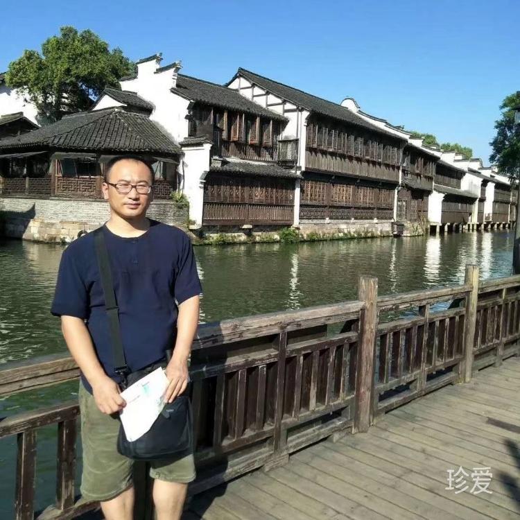 坐在樓頂看月亮