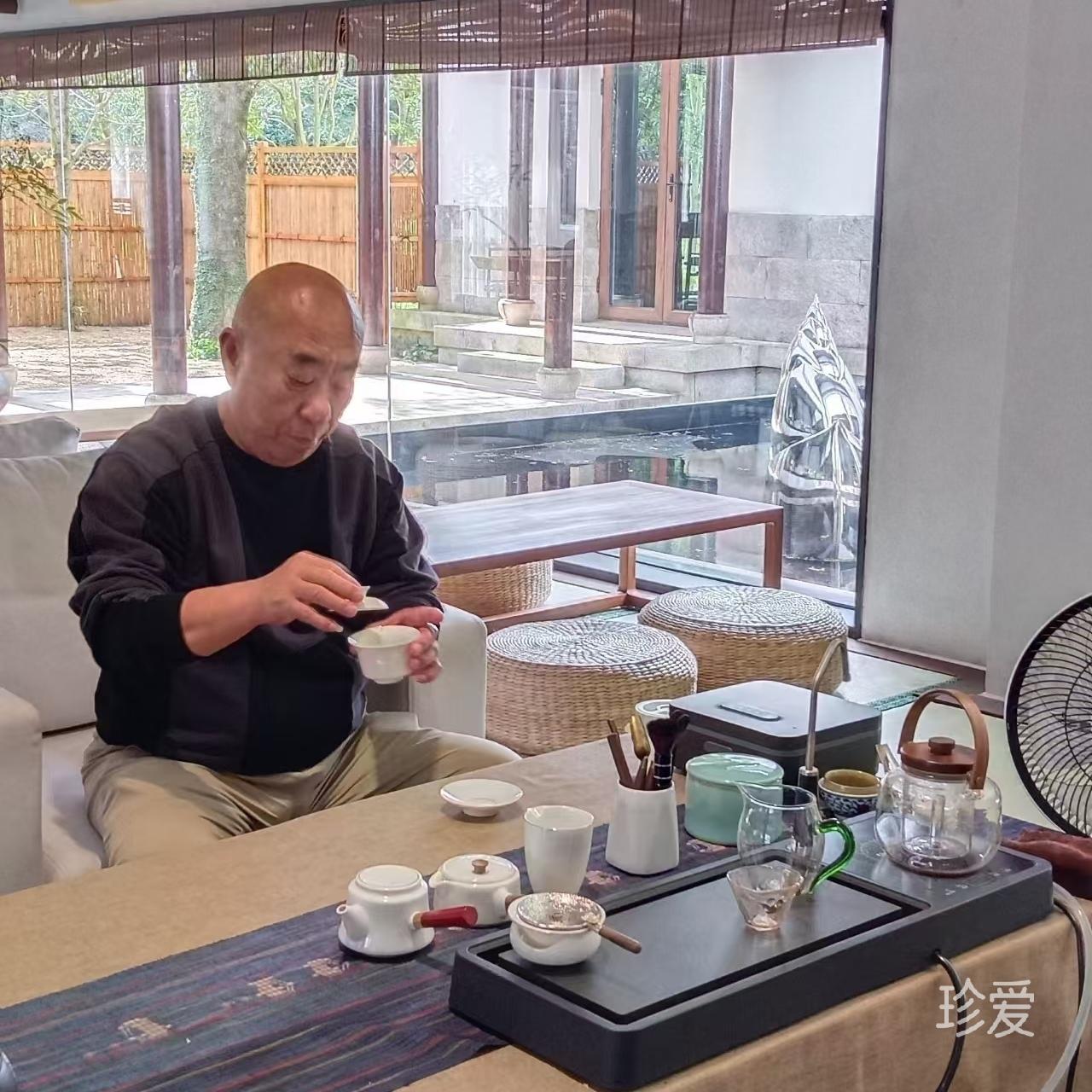 坐在一旁觀世界