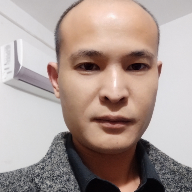 这个大叔不会冷