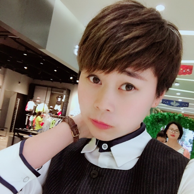 短發(fā)飄飄不及腰