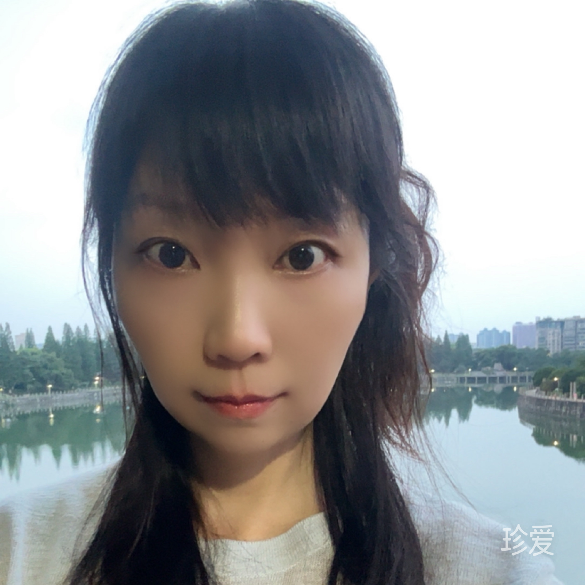 嫣然浅笑