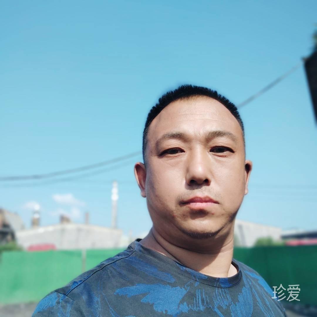 晚上孤寂的男人