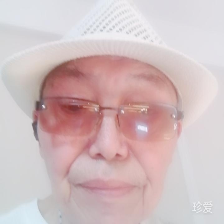 注重仪表宽厚待人