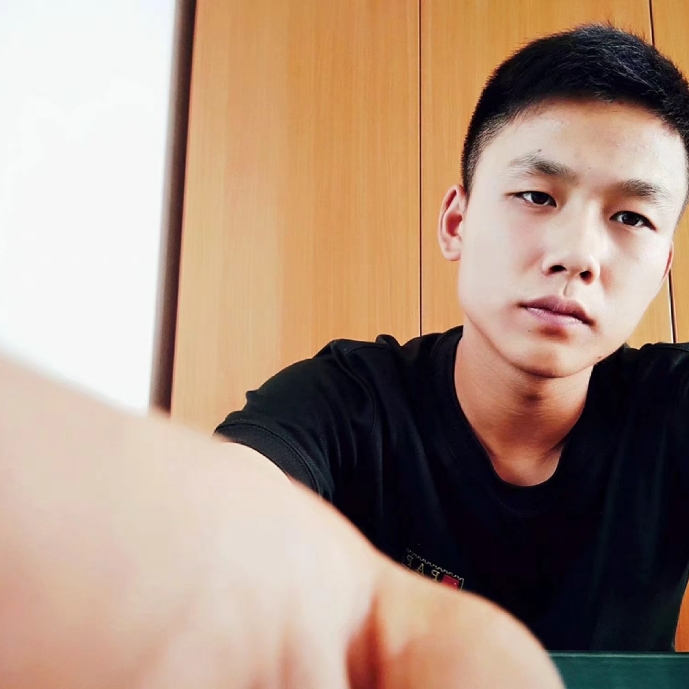 閉仩雙眼默默等待