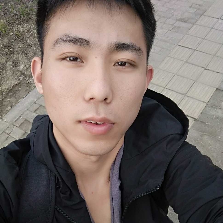 陽(yáng)光下的男孩