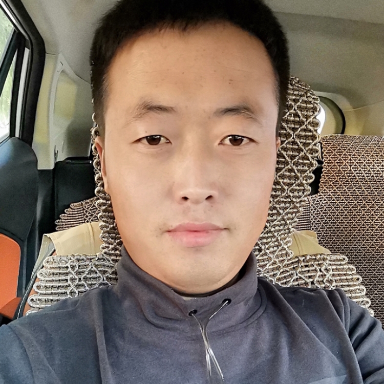 走在迷雾的小巷里