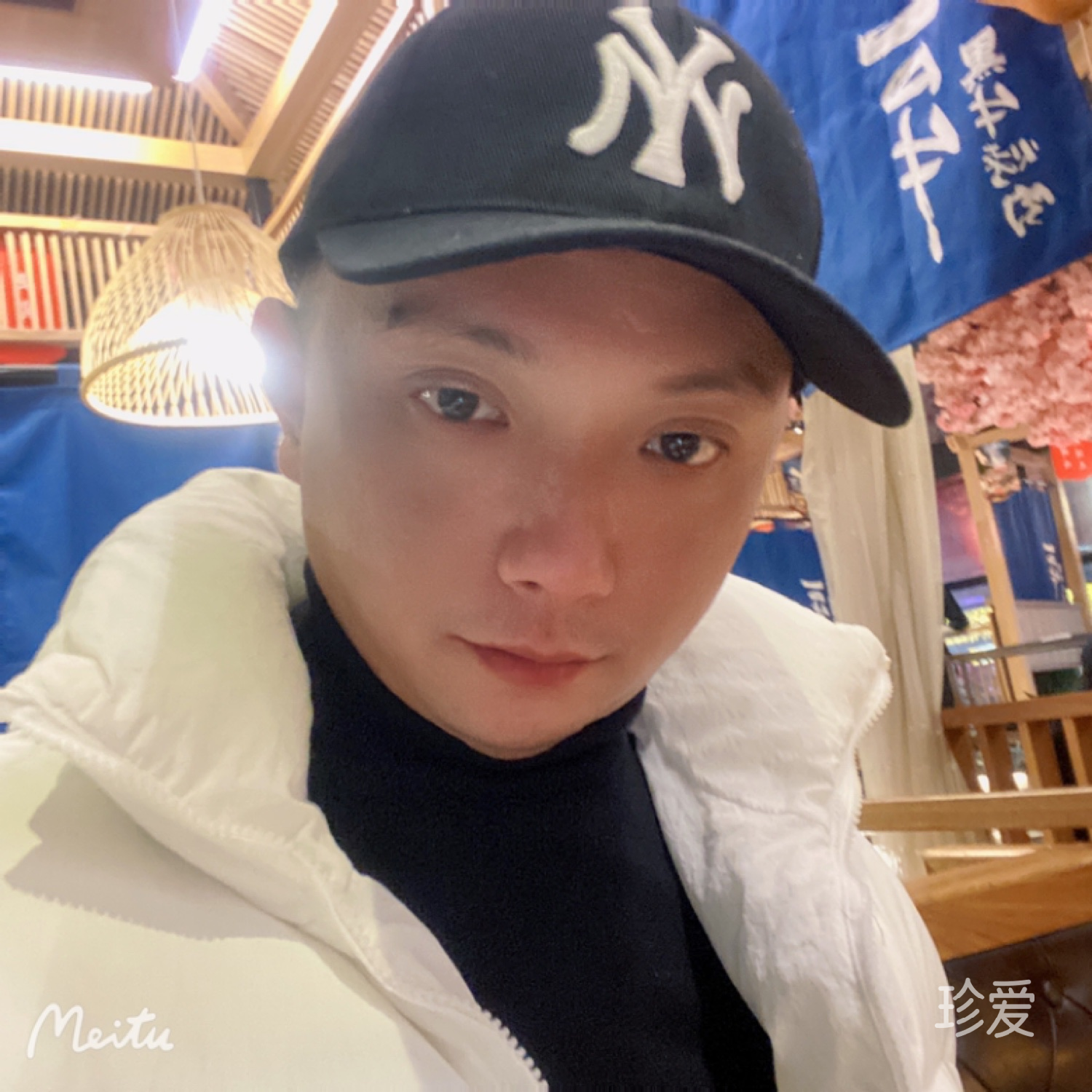 手指尖淡淡得烟草