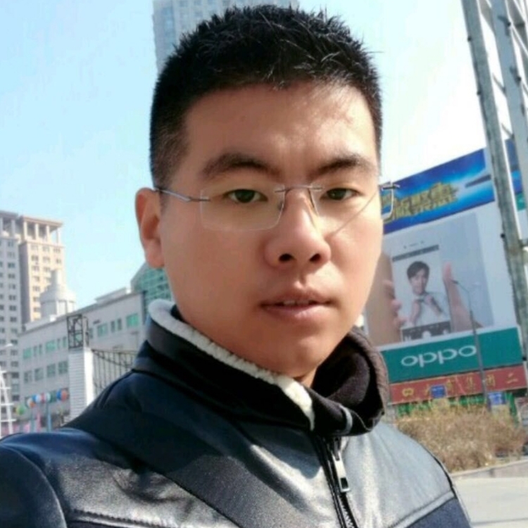 機關工作的溫和男