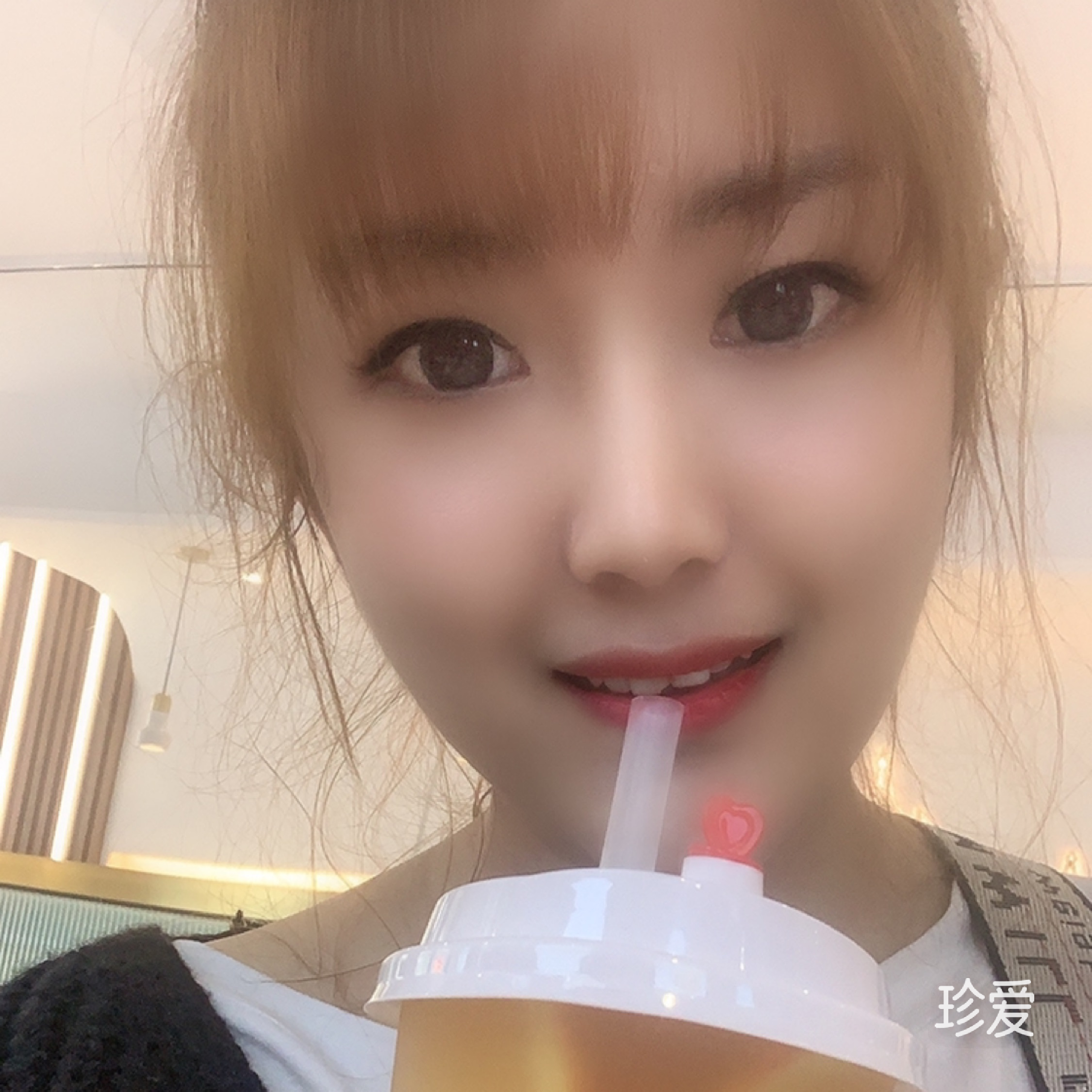 一個(gè)人走過(guò)