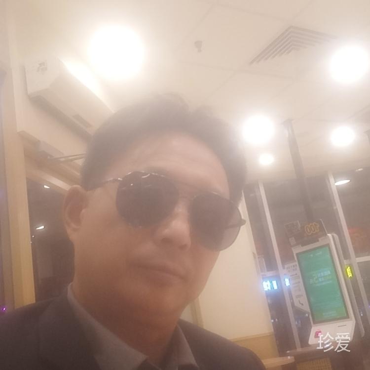 煙圈里彌漫著傷