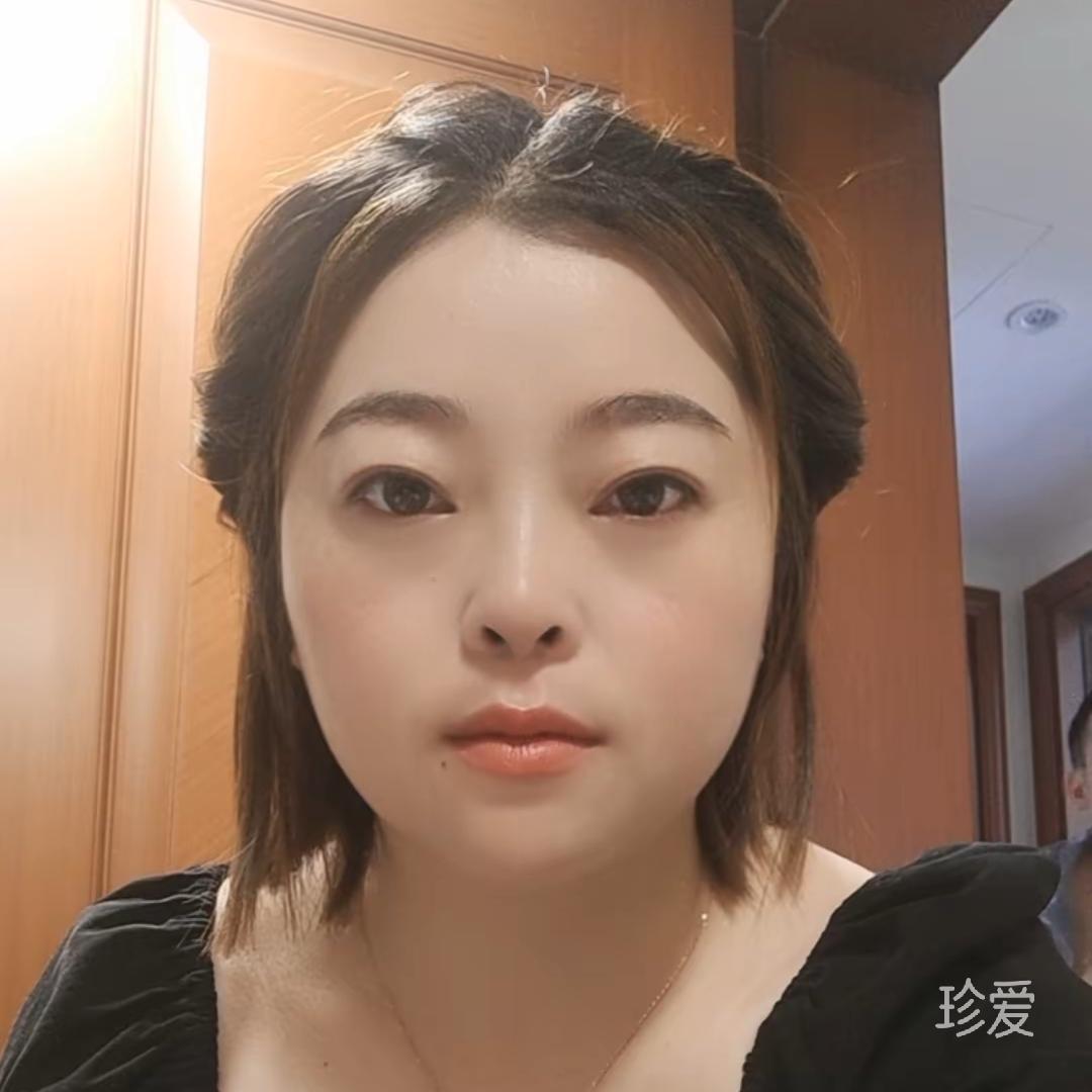 叾屾