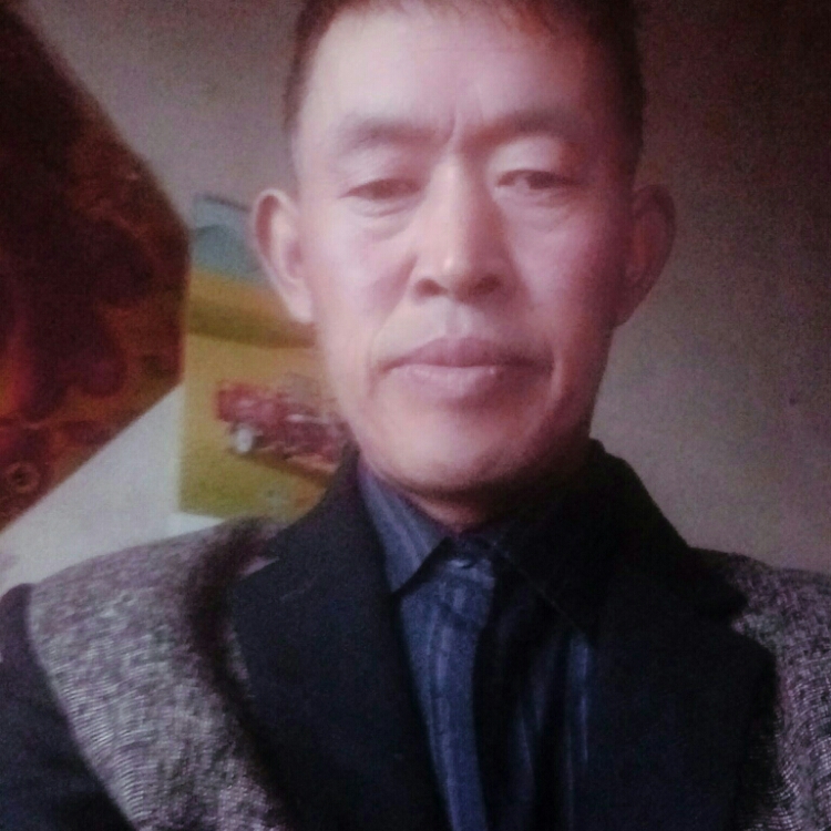 嘴角滑落一抹滄桑