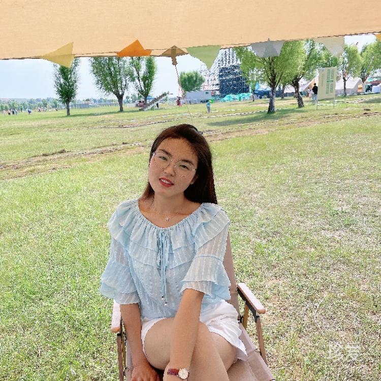 月光落在左手上