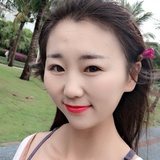 自娱自乐的小女孩