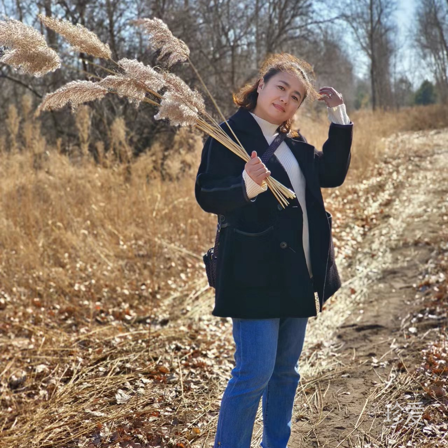 陽光照在屋檐下