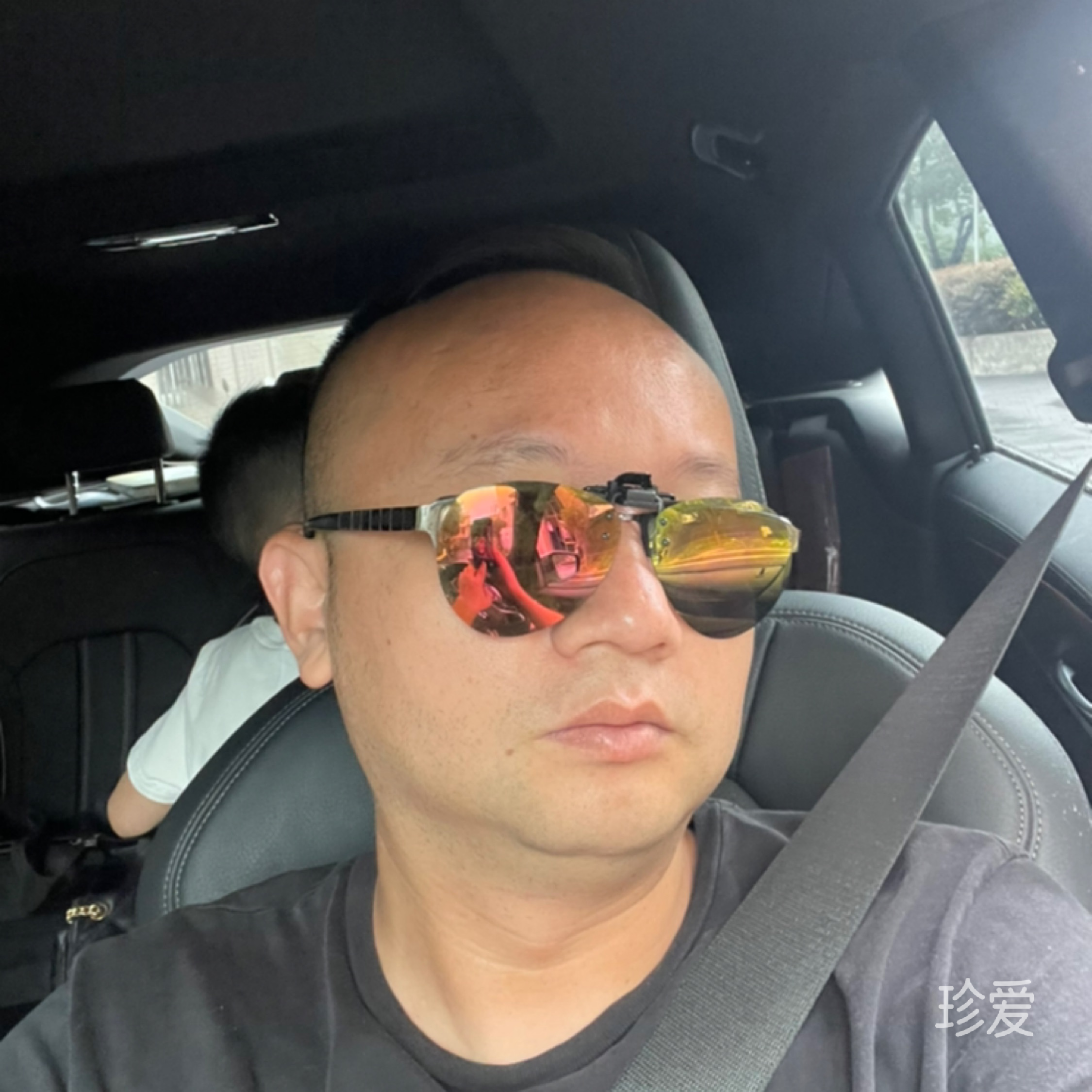 坐在雨中看日出