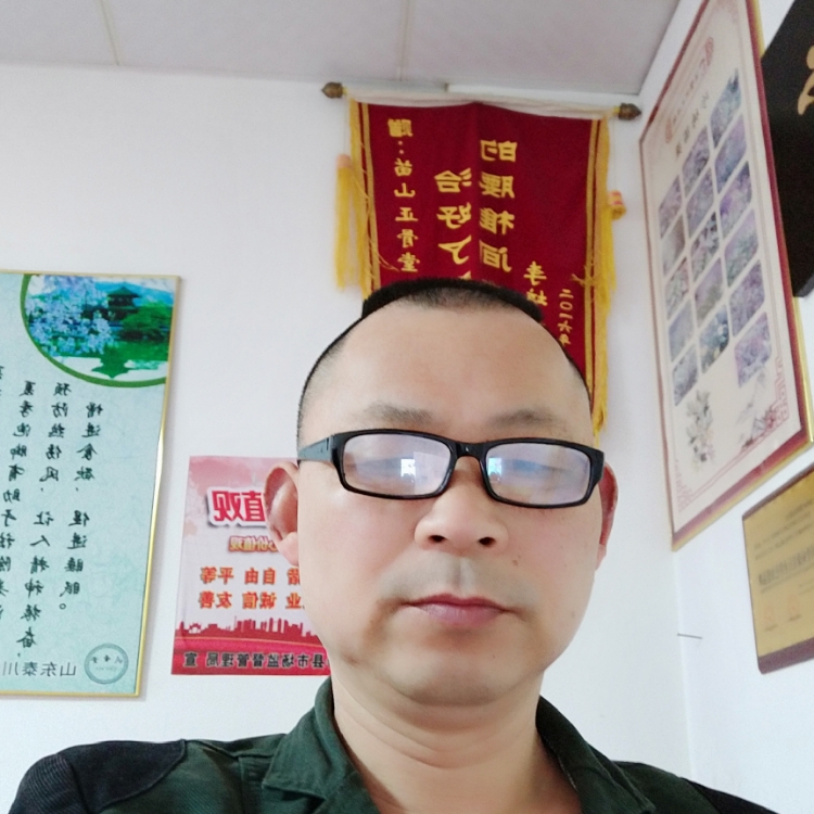 走在迷霧的小巷里