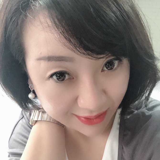 搂着鱼睡觉的猫