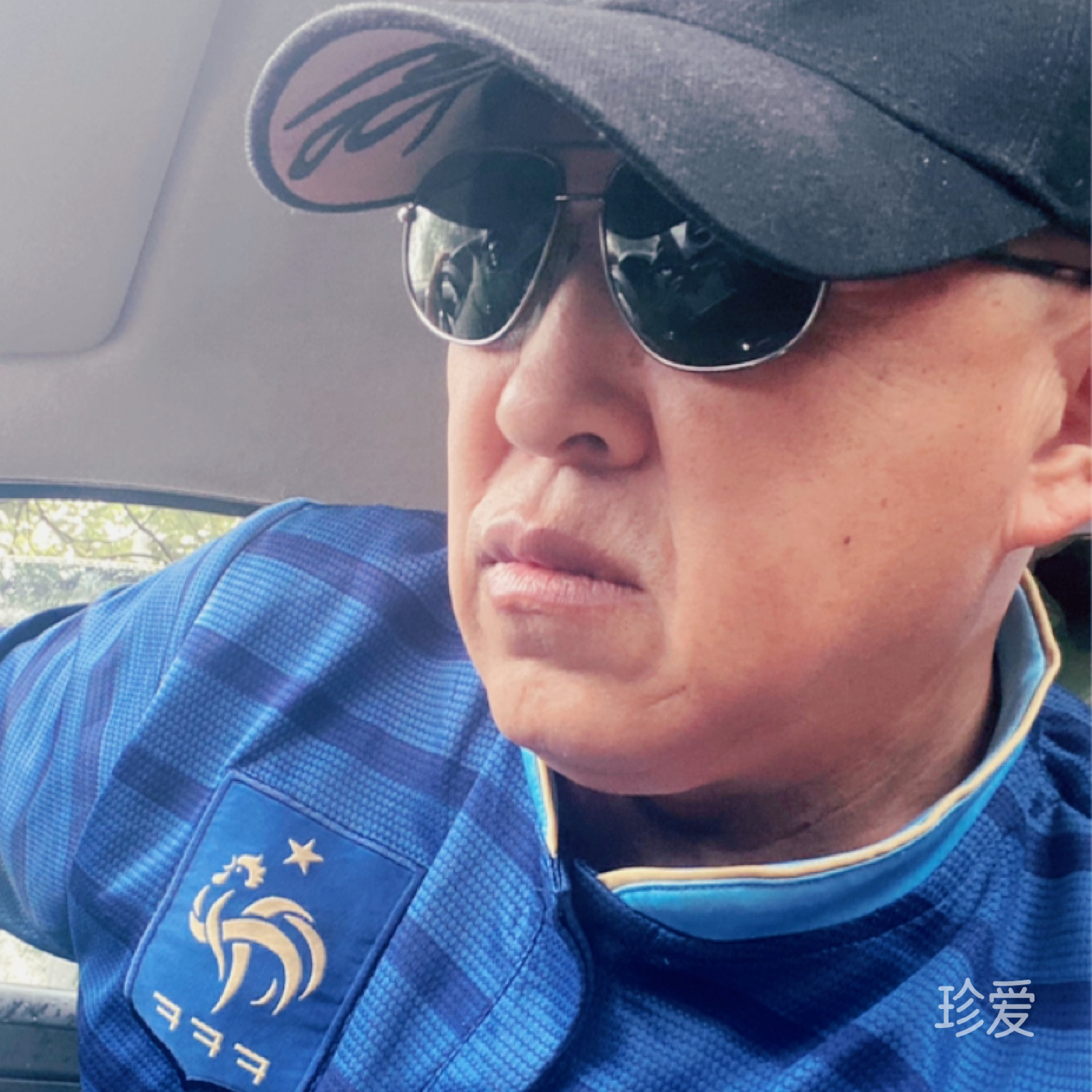 得意的笑