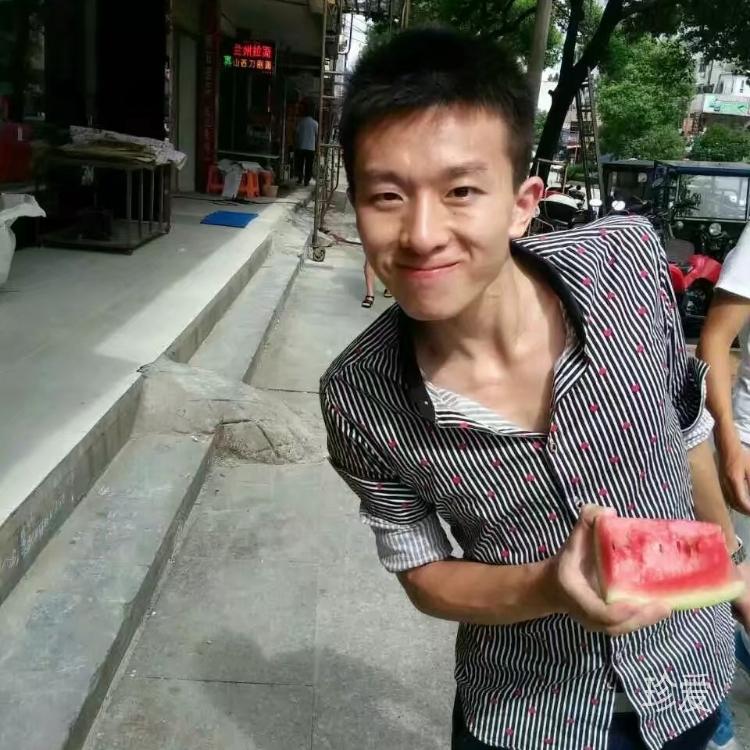 八塊腹肌的成哥