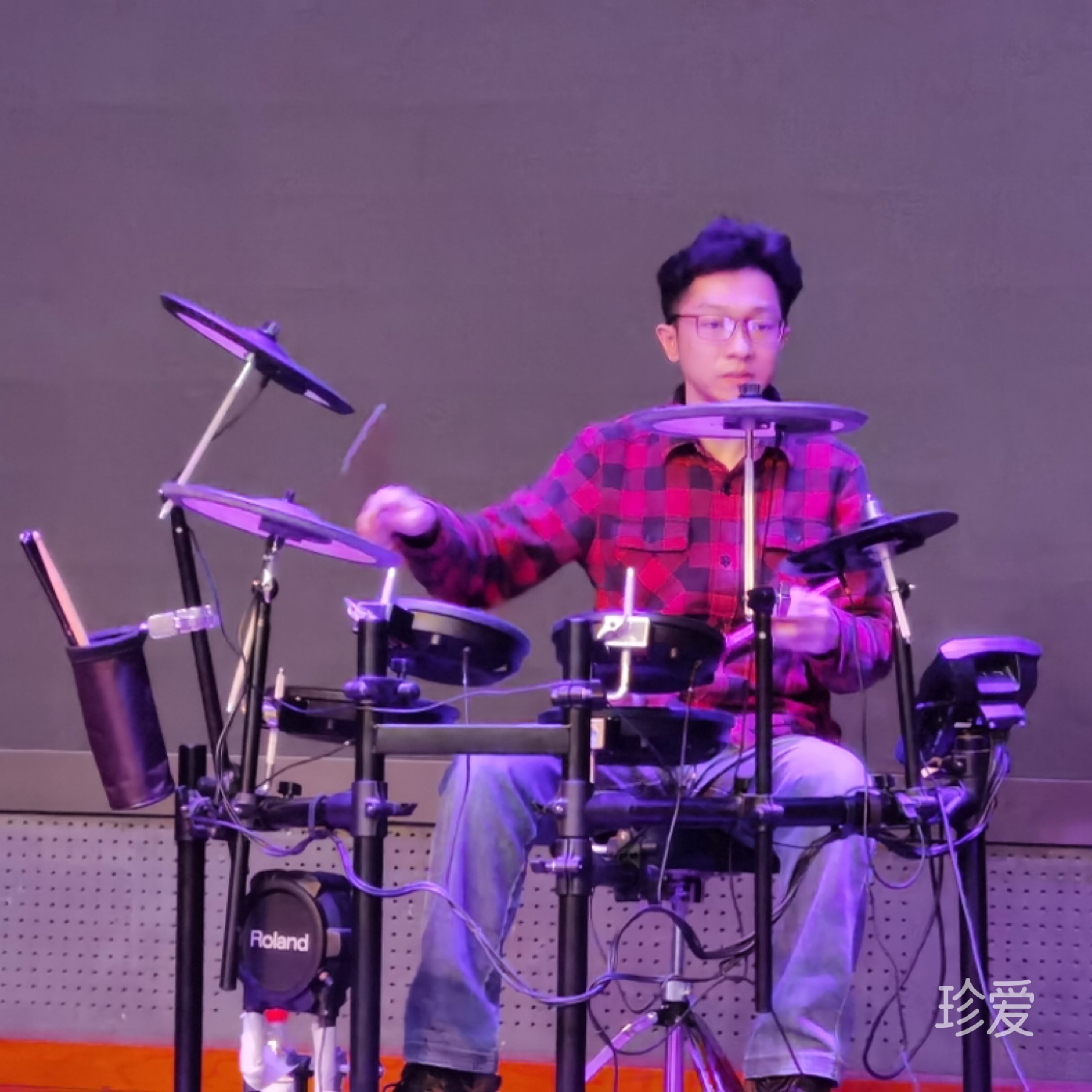 弹钢琴的鼓小叶